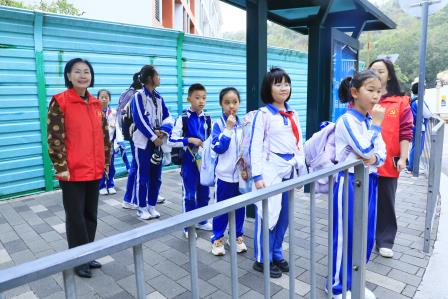 中共深圳市仙桐实验小学支部举行“党员先锋，伴童同行”主题党日活动