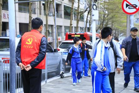 中共深圳市仙桐实验小学支部举行“党员先锋，伴童同行”主题党日活动