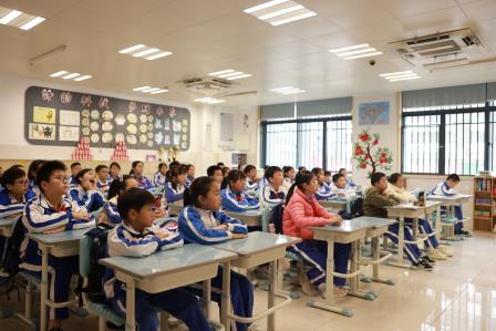 健康守护，共筑防线——翠北实验小学第3周主题班会