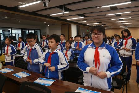 书香满校园，安全伴成长——布心小学升旗仪式暨图书馆变形记与海姆立克急救法课程展示