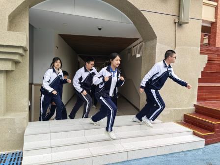 以“练”筑防，临“震”不乱 ——翠园东晓创新学校举行地震减灾疏散演练