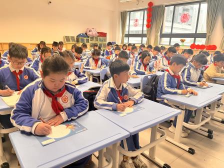 深圳市东晓小学坚持开展午间练字活动