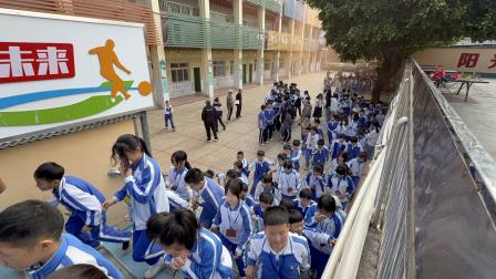 新华外国语学校举行2025年春季消防安全疏散演练活动