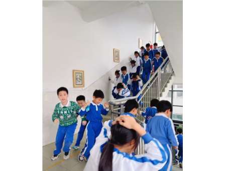 华丽小学举行2025年春季防震减灾应急疏散演练