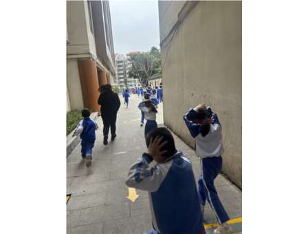 华丽小学举行2025年春季防震减灾应急疏散演练