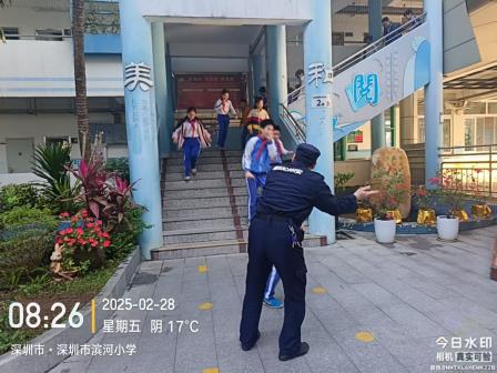 校园安全无小事--深圳市翠竹教育集团滨河小学 开展消防安全应急疏散演练