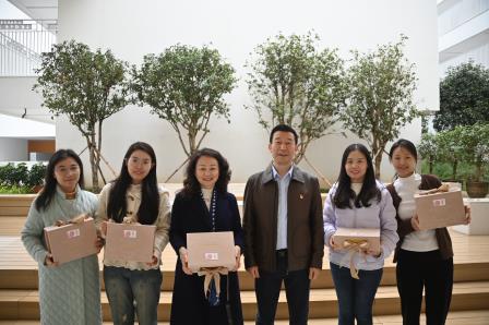 暖心礼盒致敬“她”力量，桂园中学共庆三八妇女节