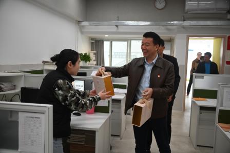 暖心礼盒致敬“她”力量，桂园中学共庆三八妇女节