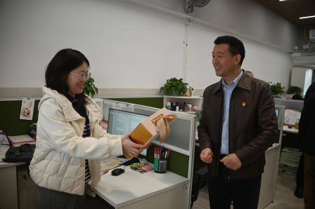 暖心礼盒致敬“她”力量，桂园中学共庆三八妇女节