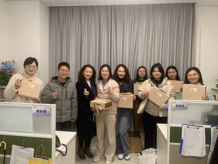 暖心礼盒致敬“她”力量，桂园中学共庆三八妇女节