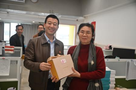 暖心礼盒致敬“她”力量，桂园中学共庆三八妇女节