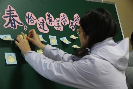 青春，恰逢最美读书时，知识甘露润心田——深圳市新秀小学“育苗工作坊”青年教师阅读分享活动