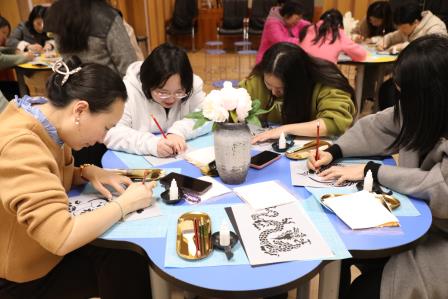 指尖跃动非遗之美，巾帼共绘金箔画卷——水田小学开展2025年妇女节教师“非遗烧箔画”活动