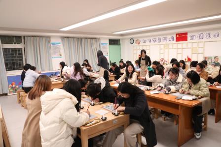 指尖跃动非遗之美，巾帼共绘金箔画卷——水田小学开展2025年妇女节教师“非遗烧箔画”活动