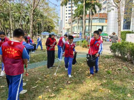 洪湖小学荷美少年学雷锋志愿服务：共建生态湖景社区