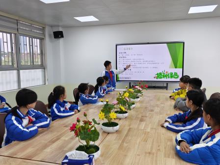洪湖小学荷美少年学雷锋志愿服务：共建生态湖景社区