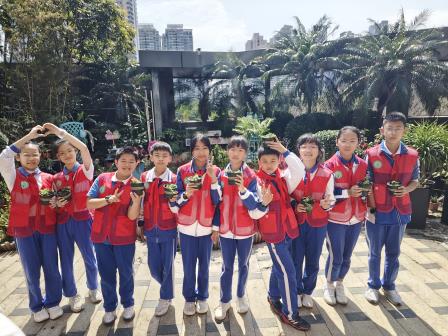 洪湖小学荷美少年学雷锋志愿服务：共建生态湖景社区