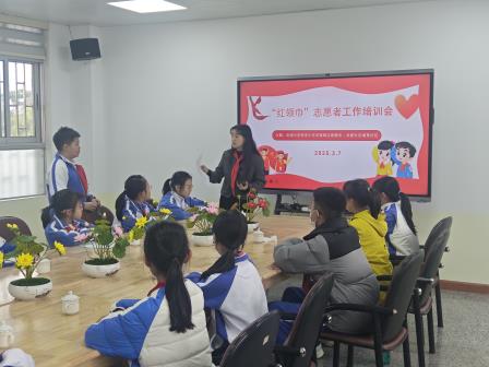 洪湖小学荷美少年学雷锋志愿服务：共建生态湖景社区