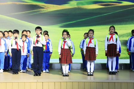 深圳市仙桐小学举行“‘植’此青绿 共‘树’未来”——植树节主题升旗仪式