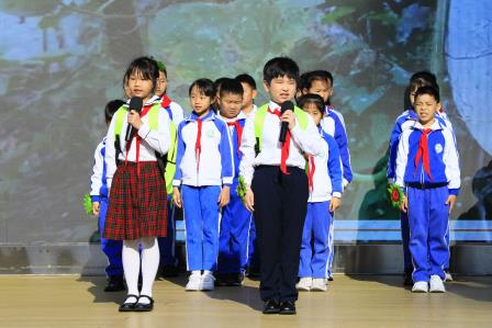 深圳市仙桐小学举行“‘植’此青绿 共‘树’未来”——植树节主题升旗仪式