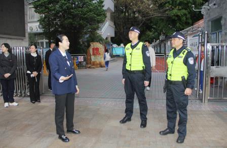 警校携手，共筑安全防线 ——深圳市公安局罗湖分局与南湖小学紧密联动，加强校园周边安全巡逻