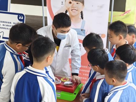 关注眼睛健康，守护美丽视界 ——深圳市靖轩小学开展近视防控科普道具入校巡展活动