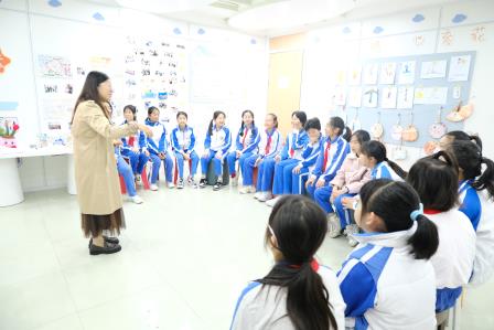 守护心灵“晴空”：深圳市洪湖小学“荷美小天使”上岗了
