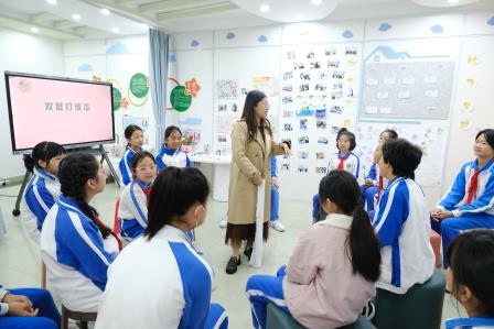 守护心灵“晴空”：深圳市洪湖小学“荷美小天使”上岗了