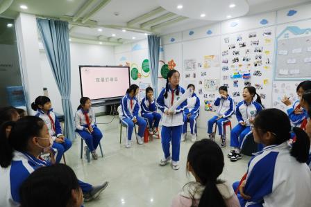 守护心灵“晴空”：深圳市洪湖小学“荷美小天使”上岗了