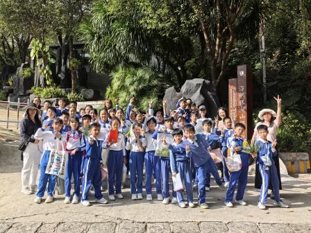 绿野寻叶记——深圳市罗湖未来学校星火团队开展半天户外实践活动