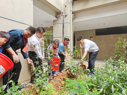 春染大地万物苏 共植绿意东晓美  ——翠园东晓创新学校开展植树节主题活动