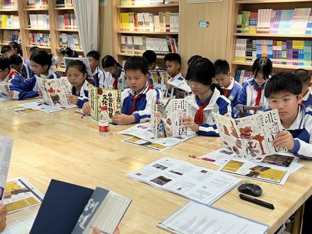 洪湖小学“每周半天计划”：探寻鱼灯舞非遗，感悟中英街历史