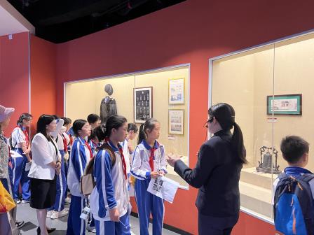 洪湖小学“每周半天计划”：探寻鱼灯舞非遗，感悟中英街历史