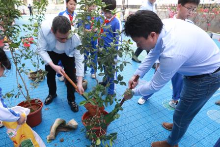 “认领一棵树，守护一片绿”——布心小学开展植树节活动