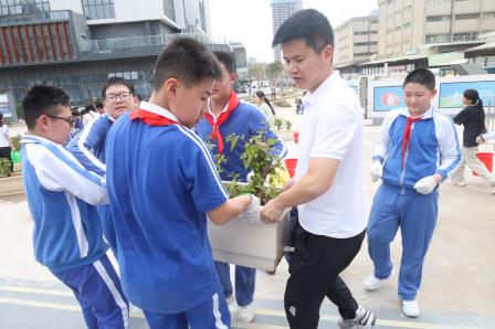 把春天种进泥土里——草埔小学开展“美育一件事”植树节主题实践活动