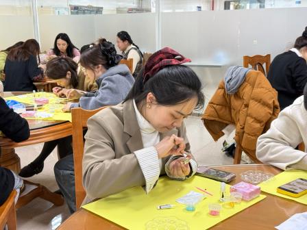 螺钿绘春，师梦斑斓——北斗小学举行螺钿胸针DIY活动庆祝三八妇女节