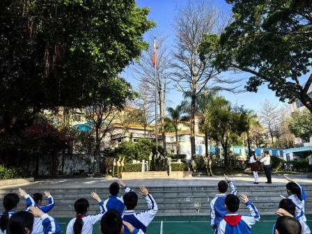 深圳市怡景小学举行以学雷锋为主题的国旗下展示活动