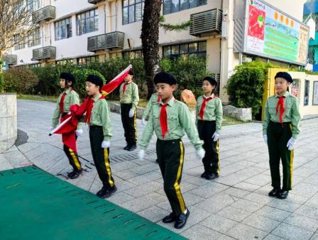 深圳市怡景小学举行以学雷锋为主题的国旗下展示活动