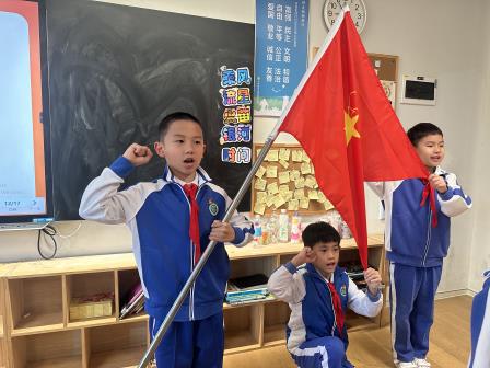 红色传承，领巾筑梦——深圳市罗湖未来学校举行二年级入队仪式及五年级换大号红领巾仪式
