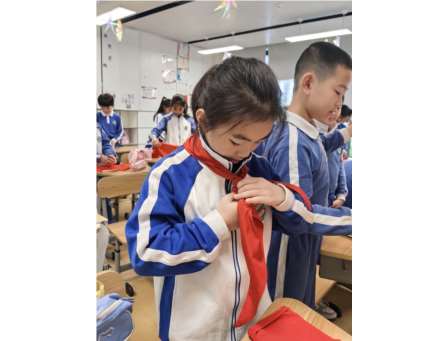 红色传承，领巾筑梦——深圳市罗湖未来学校举行二年级入队仪式及五年级换大号红领巾仪式