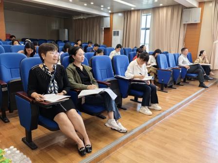 抬眸四顾乾坤阔，日月星辰任我攀