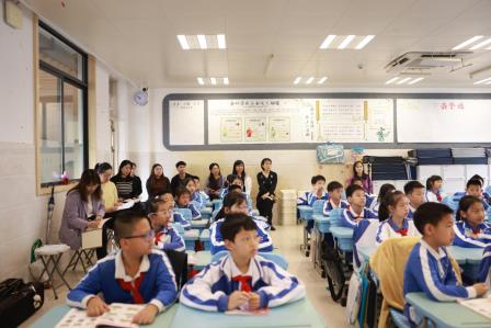 翠北实验小学英语科组开展青年教师基本功教学研讨