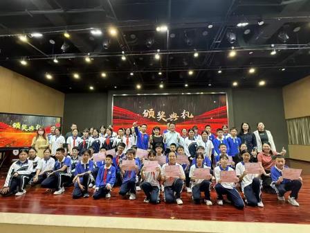 巅峰对决！南科大附属罗湖中学初一“词王争霸赛”燃爆全场