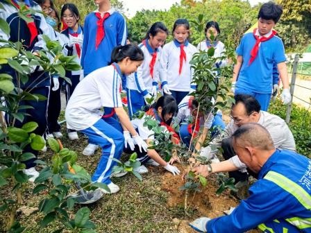 师生携手植新绿，山水育人润美德——深圳市大望学校开展植树节主题实践活动