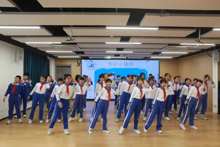 聚焦生命之源 探寻水之奥秘——布心小学开展节水护水主题升旗仪式