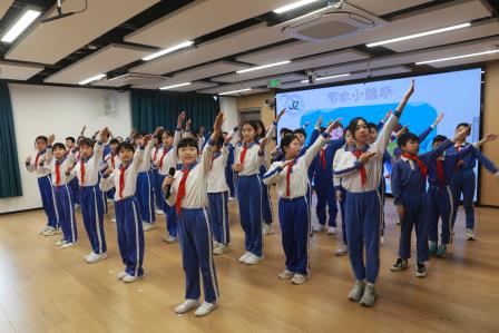 聚焦生命之源 探寻水之奥秘——布心小学开展节水护水主题升旗仪式
