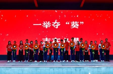 百日竞渡展锋芒 青春逐梦铸辉煌 ——深圳市松泉实验学校隆重举行2025年中考动员暨学业表彰大会