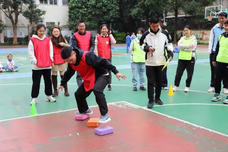 在欢笑中凝聚，于协作中共进 ——深圳市向西小学开展教职工趣味团建活动