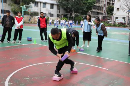 在欢笑中凝聚，于协作中共进 ——深圳市向西小学开展教职工趣味团建活动