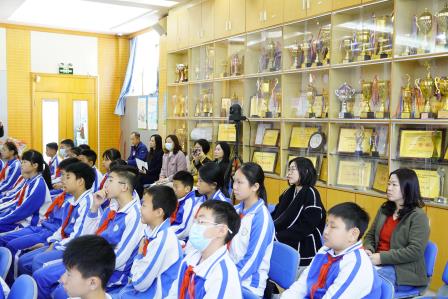 与校长共赴一场美的盛宴——凤光小学校长开设美育大课